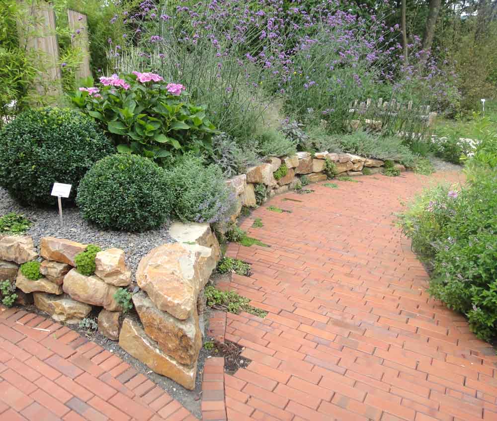 Natursteinterrasse mit mediterraner Bepflanzung